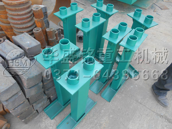 對輥破碎機(jī)和兩臺直線篩發(fā)貨現(xiàn)場4.jpg